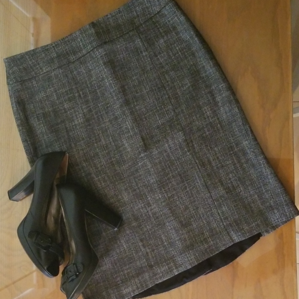 WHBM Pencil Skirt with Back Ruffle sz 6